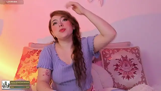 Snapshot of julieta_cooper20 chatting on 10-22-25, 03:28 julieta cooper20 online show from 10-22-25, 03:28