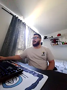 Snapshot of Edmund98 chatting on 09-27-25, 06:03 Edmund98 online show from 09-27-25, 06:03