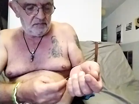 Snapshot of coolbrady17 chatting on 03-19-25, 04:45 coolbrady17 online show from 03-19-25, 04:45