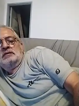 Snapshot of coolbrady17 chatting on 03-21-25, 06:29 coolbrady17 online show from 03-21-25, 06:29