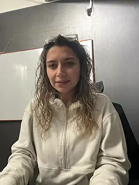 Isabella Varella online show from 02-10-26, 12:37