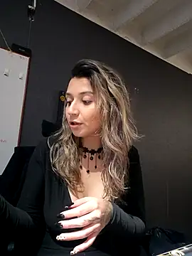 Isabella Varella online show from 10-27-25, 01:12