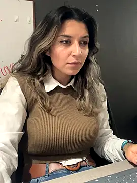 Isabella Varella online show from 11-24-25, 05:13