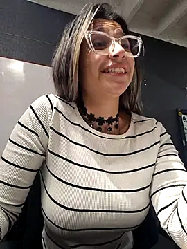 Isabella Varella online show from 10-16-25, 01:14