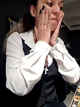 Isabella Varella online show from 10-24-25, 12:37