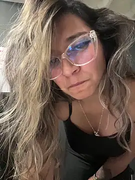 Isabella Varella online show from 11-18-25, 12:37