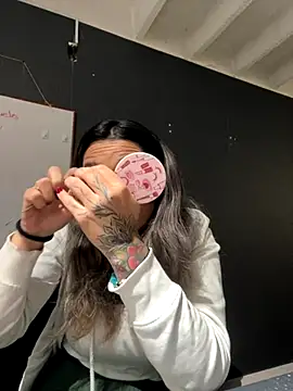 Isabella Varella online show from 11-28-25, 01:00