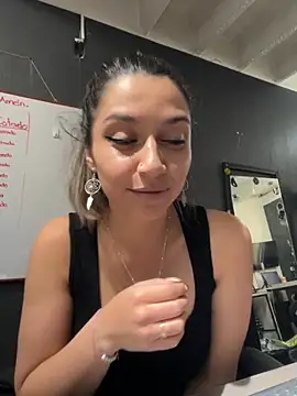 Isabella Varella online show from 11-14-25, 12:53