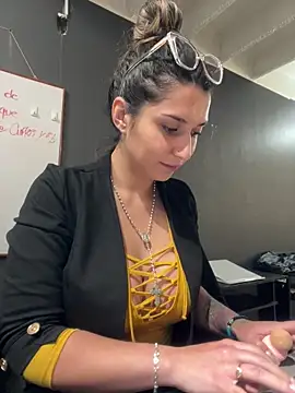 Isabella Varella online show from 11-20-25, 01:23