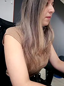 Isabella Varella online show from 10-17-25, 01:02