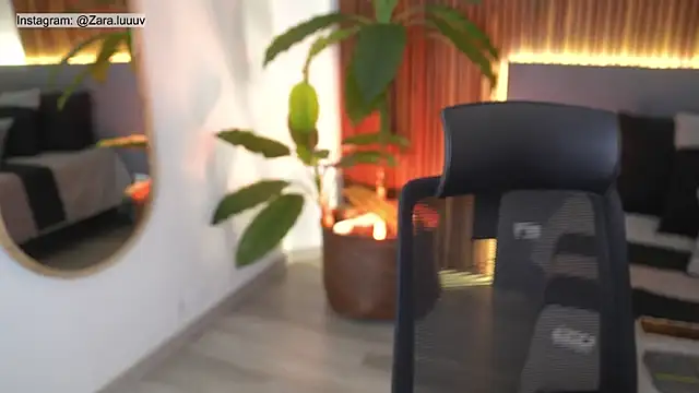 ZaraLuuv online show from 10-22-25, 04:17