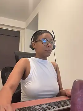 Snapshot of Melia_Rayne chatting on 05-18-26, 09:36 Melia Rayne online show from 05-18-26, 09:36