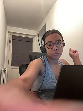 Melia Rayne online show from 12-19-25, 11:23