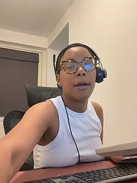 Snapshot of Melia_Rayne chatting on 05-19-26, 10:33 Melia Rayne online show from 05-19-26, 10:33