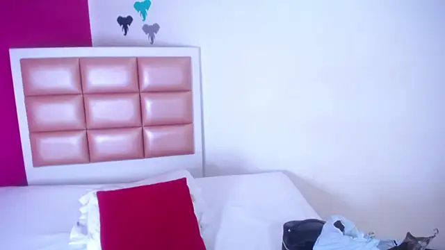 Snapshot of tiny_sarah1 chatting on 10-29-25, 03:44 tiny sarah1 online show from 10-29-25, 03:44