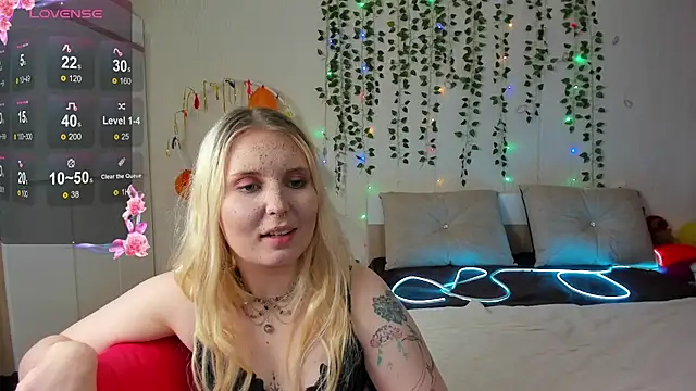 Moon   Love online show from 03-19-25, 11:39