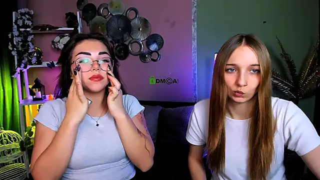 Snapshot of kiki_swan chatting on 12-17-25, 01:38 kiki swan online show from 12-17-25, 01:38