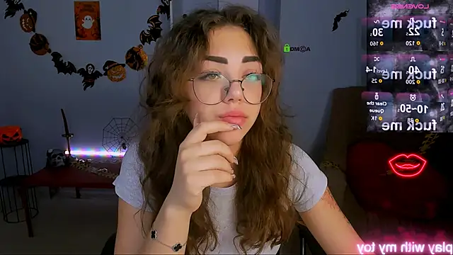 Snapshot of kiki_swan chatting on 10-28-25, 06:56 kiki swan online show from 10-28-25, 06:56