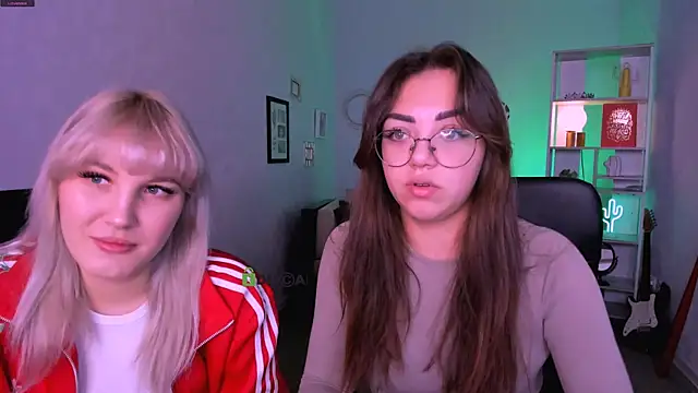 Snapshot of kiki_swan chatting on 12-15-25, 06:52 kiki swan online show from 12-15-25, 06:52