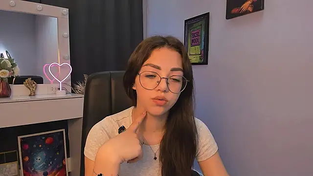 Snapshot of kiki_swan chatting on 03-16-25, 11:05 kiki swan online show from 03-16-25, 11:05