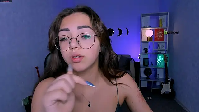 Snapshot of kiki_swan chatting on 11-14-25, 06:39 kiki swan online show from 11-14-25, 06:39