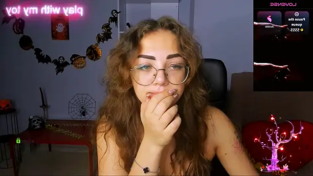 Snapshot of kiki_swan chatting on 10-29-25, 07:40 kiki swan online show from 10-29-25, 07:40