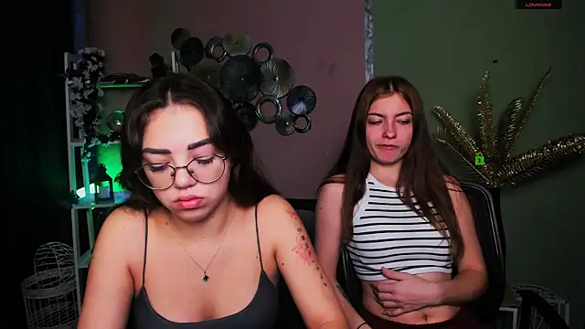 Snapshot of kiki_swan chatting on 11-26-25, 06:46 kiki swan online show from 11-26-25, 06:46