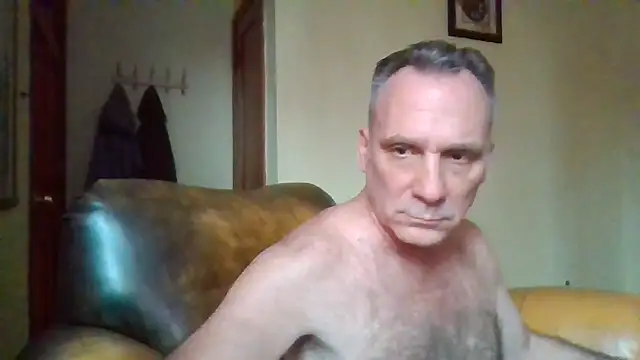 Snapshot of HunkofRock chatting on 10-27-25, 04:52 HunkofRock online show from 10-27-25, 04:52