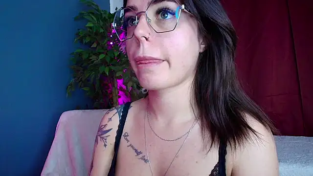 Snapshot of Perfect_Moans chatting on 06-18-26, 04:22 Perfect Moans online show from 06-18-26, 04:22