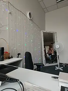 Juicy PeachLux online show from 05-23-26, 08:02