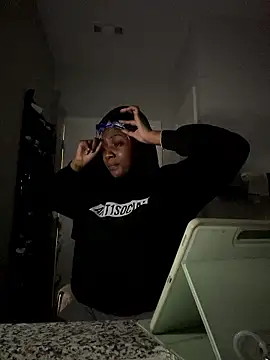 Snapshot of Dymmmm chatting on 01-12-26, 12:34 Dymmmm online show from 01-12-26, 12:34