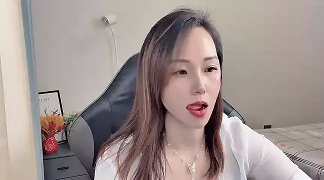 Snapshot of Dewluna chatting on 03-06-25, 04:07 Dewluna online show from 03-06-25, 04:07
