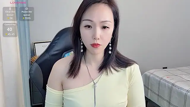 Snapshot of Dewluna chatting on 03-18-25, 11:44 Dewluna online show from 03-18-25, 11:44