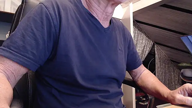 Snapshot of munichrubber chatting on 11-05-25, 05:43 munichrubber online show from 11-05-25, 05:43