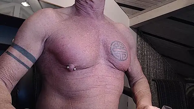 Snapshot of munichrubber chatting on 10-30-25, 04:22 munichrubber online show from 10-30-25, 04:22