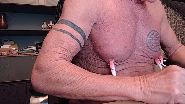 Snapshot of munichrubber chatting on 11-10-25, 05:45 munichrubber online show from 11-10-25, 05:45