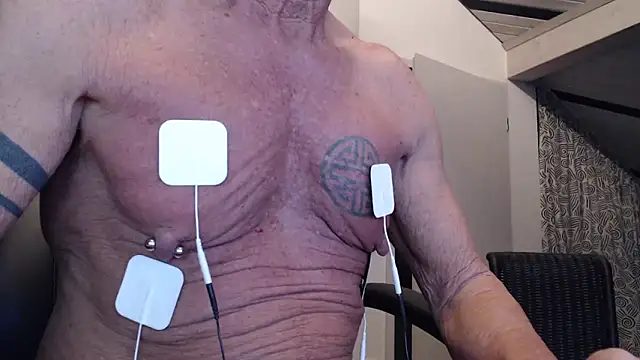 Snapshot of munichrubber chatting on 12-19-25, 05:32 munichrubber online show from 12-19-25, 05:32