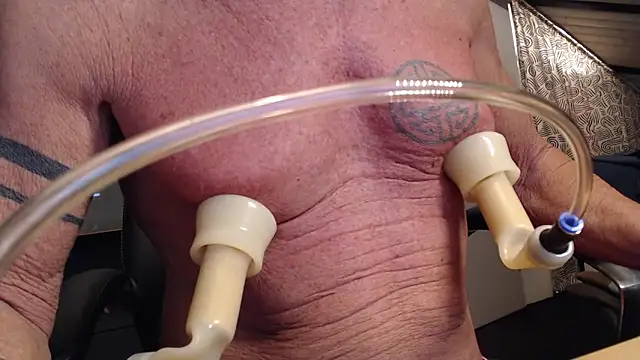 Snapshot of munichrubber chatting on 11-24-25, 05:57 munichrubber online show from 11-24-25, 05:57