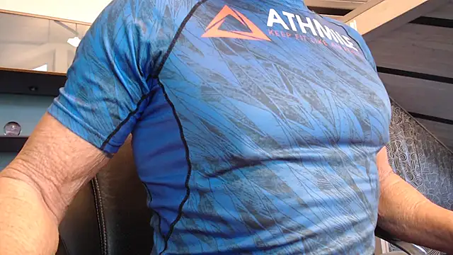 Snapshot of munichrubber chatting on 12-20-25, 07:00 munichrubber online show from 12-20-25, 07:00