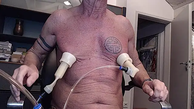 Snapshot of munichrubber chatting on 12-22-25, 06:30 munichrubber online show from 12-22-25, 06:30