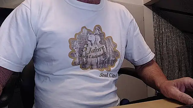 Snapshot of munichrubber chatting on 10-25-25, 04:11 munichrubber online show from 10-25-25, 04:11