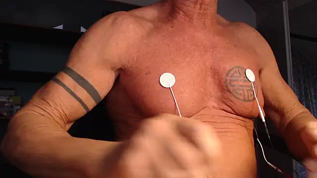 Snapshot of munichrubber chatting on 10-23-25, 04:05 munichrubber online show from 10-23-25, 04:05