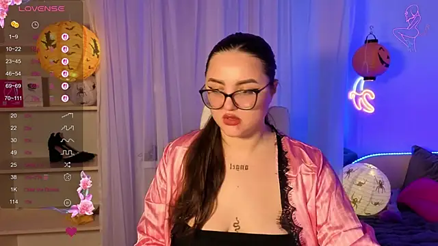 Snapshot of MiraLuccian chatting on 10-19-25, 06:43 MiraLuccian online show from 10-19-25, 06:43