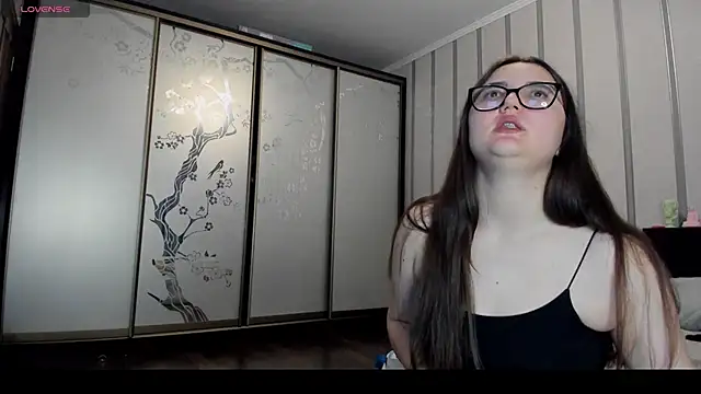 Snapshot of MiraLuccian chatting on 03-17-25, 05:49 MiraLuccian online show from 03-17-25, 05:49