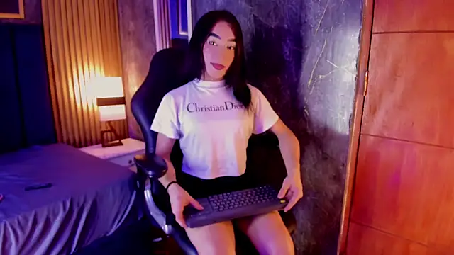 Small Hot19 online show from 04-22-26, 06:09