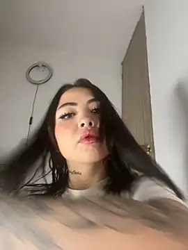 Snapshot of Mia_cullen_ chatting on 10-09-25, 12:00 Mia cullen  online show from 10-09-25, 12:00