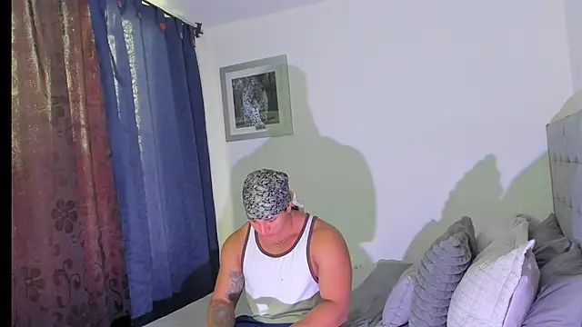 Snapshot of boys_blackandwhite chatting on 11-30-25, 09:48 boys blackandwhite online show from 11-30-25, 09:48