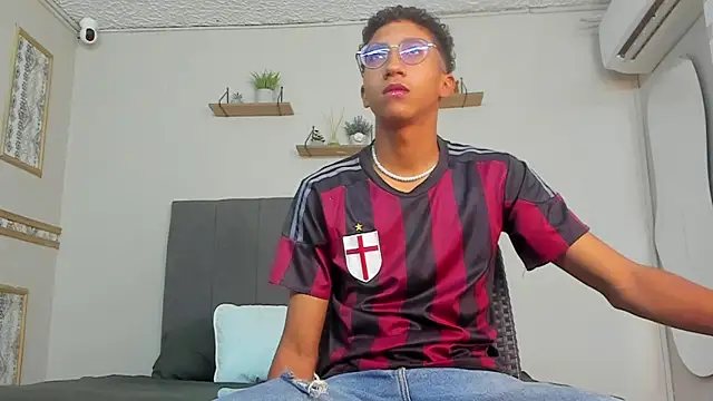 Snapshot of Danny_Twink20 chatting on 03-23-25, 03:21 Danny Twink20 online show from 03-23-25, 03:21