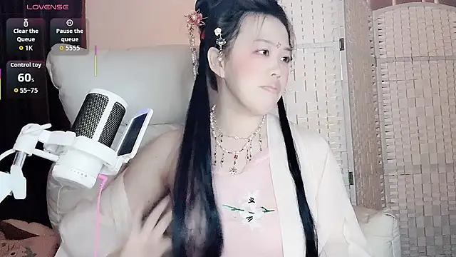 Snapshot of Cocobee chatting on 10-19-25, 04:21 Cocobee online show from 10-19-25, 04:21