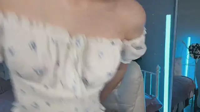 Snapshot of _Vikky_Moon_ chatting on 06-16-26, 12:54 Vikky Moon online show from 06-16-26, 12:54